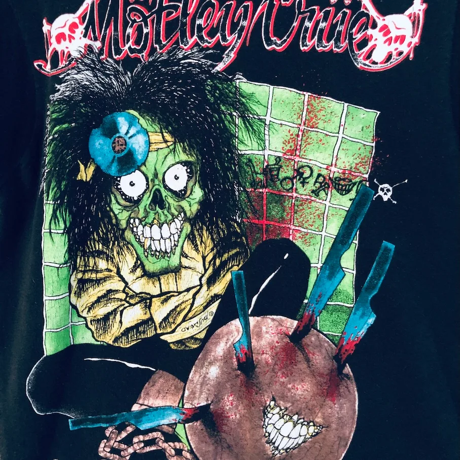 Close-up Dr. Feelgood cartoon skeleton graphic Mötley Crüe tee